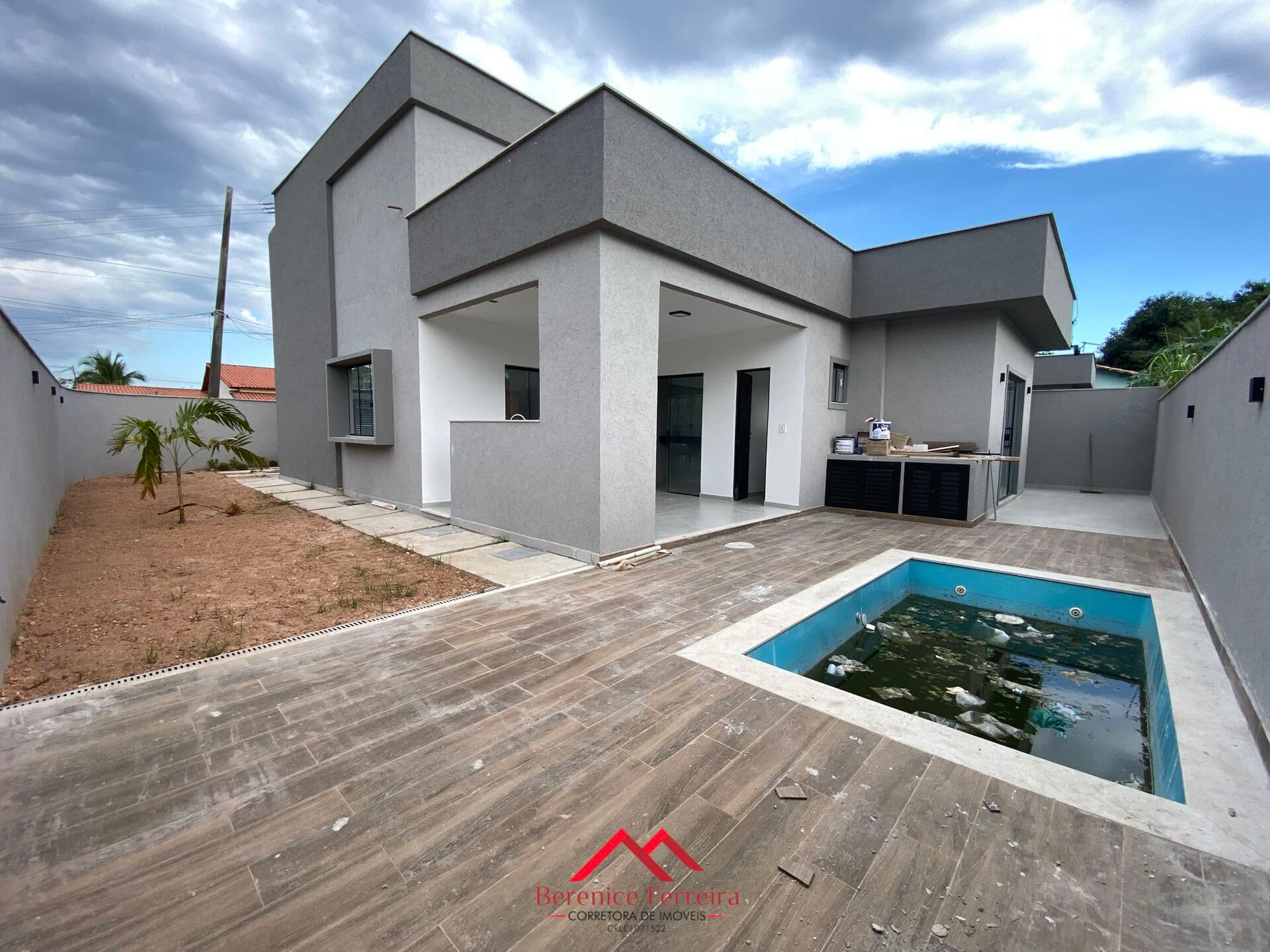 Maravilhosa casa com piscina, construída em terreno de 300 m²