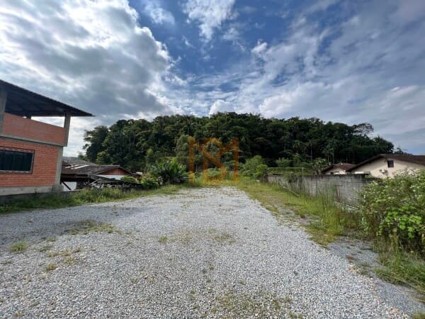 Terreno Grande em via Principal