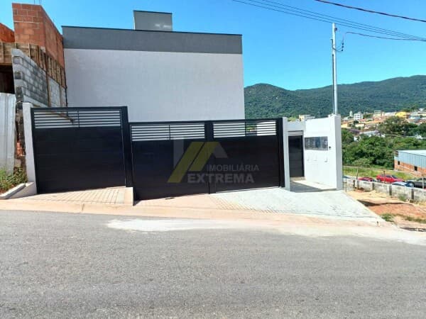 Sobrado em condomínio.