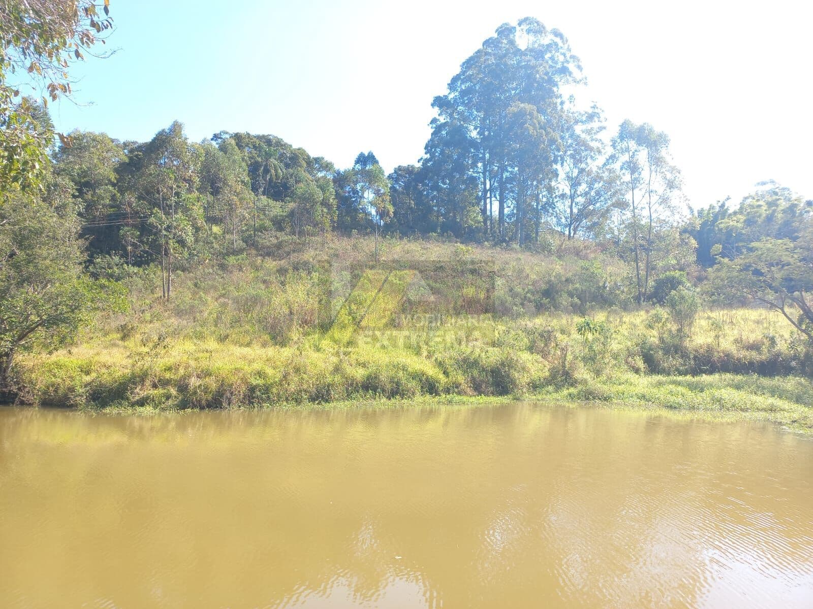 Terreno com Lago.