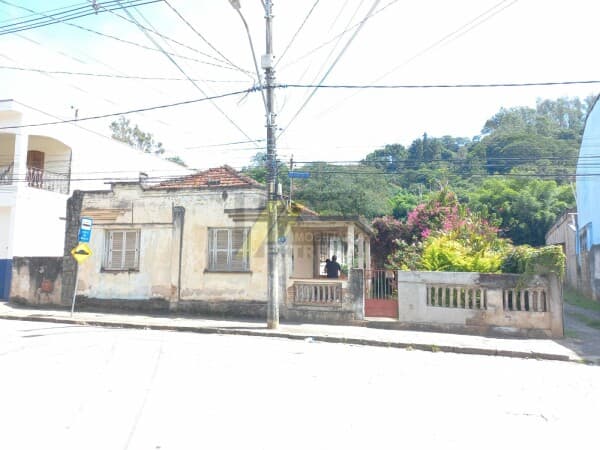 Casa em terreno comercial.