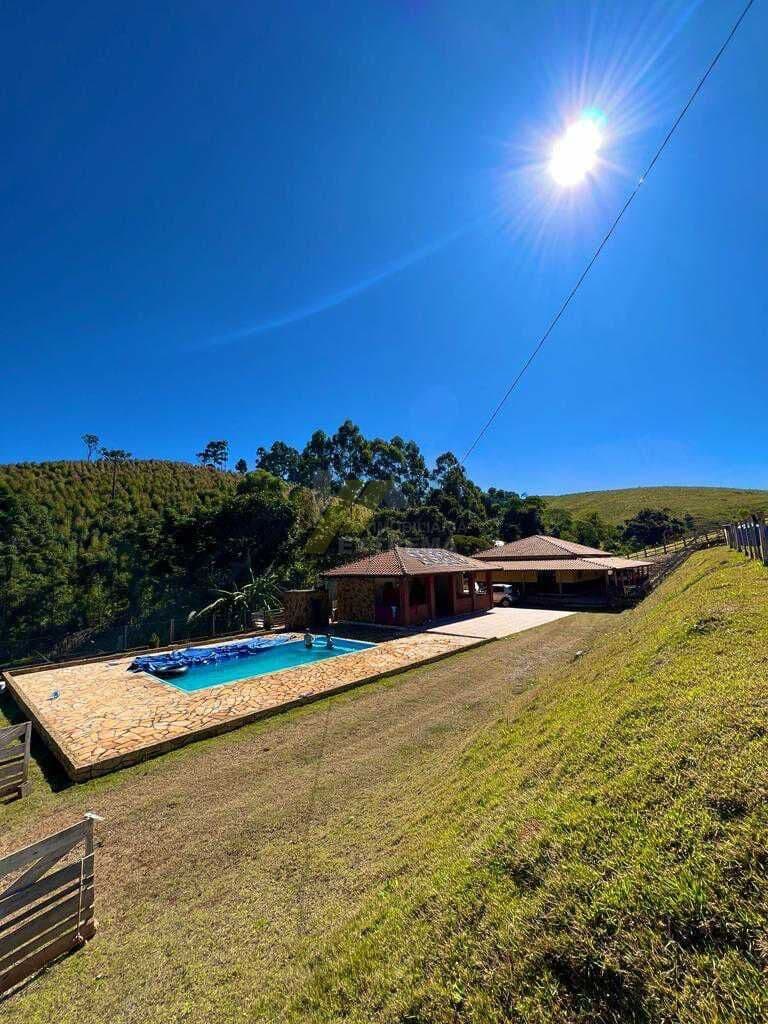 Chácara com lago.
