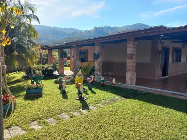 Chácara com lago, de porteira fechada.