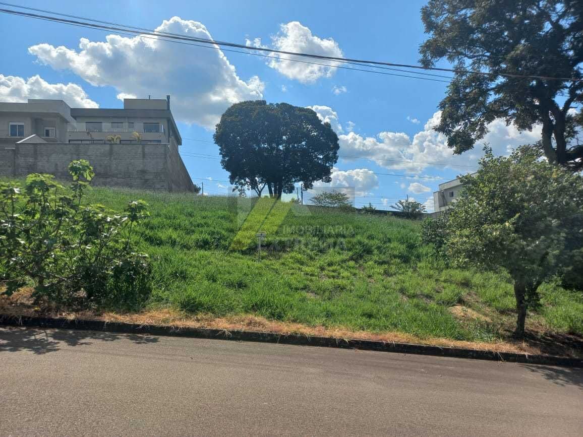 Lote em condomínio, com planta aprovada.