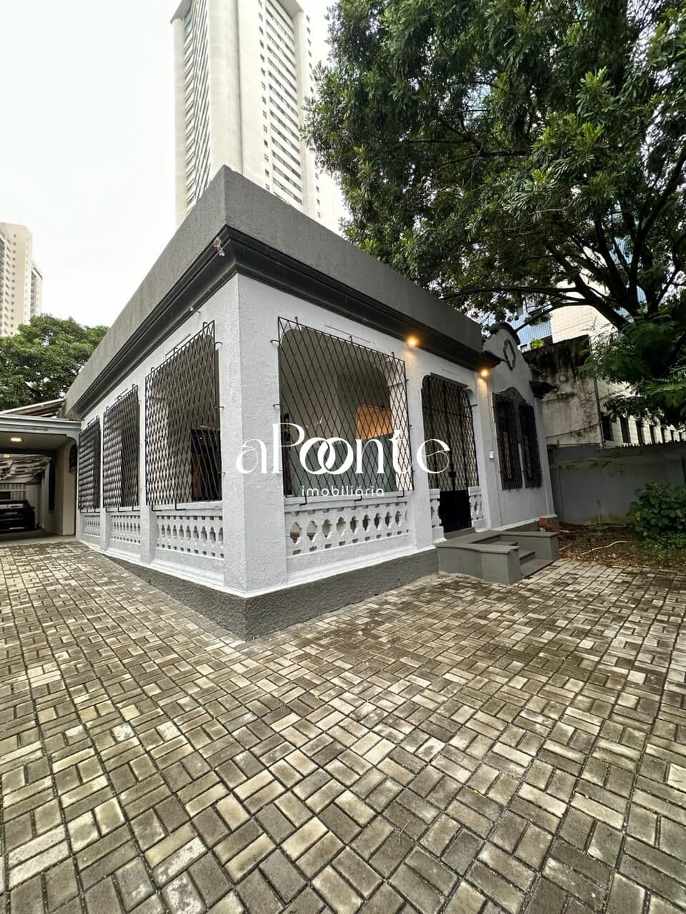 Casa de Luxo com PORTEIRA FECHADA, 4 Quartos, Energia Solar e Piscina, Totalmente Reformada com um Charme Antigo no Bairro das Graças.