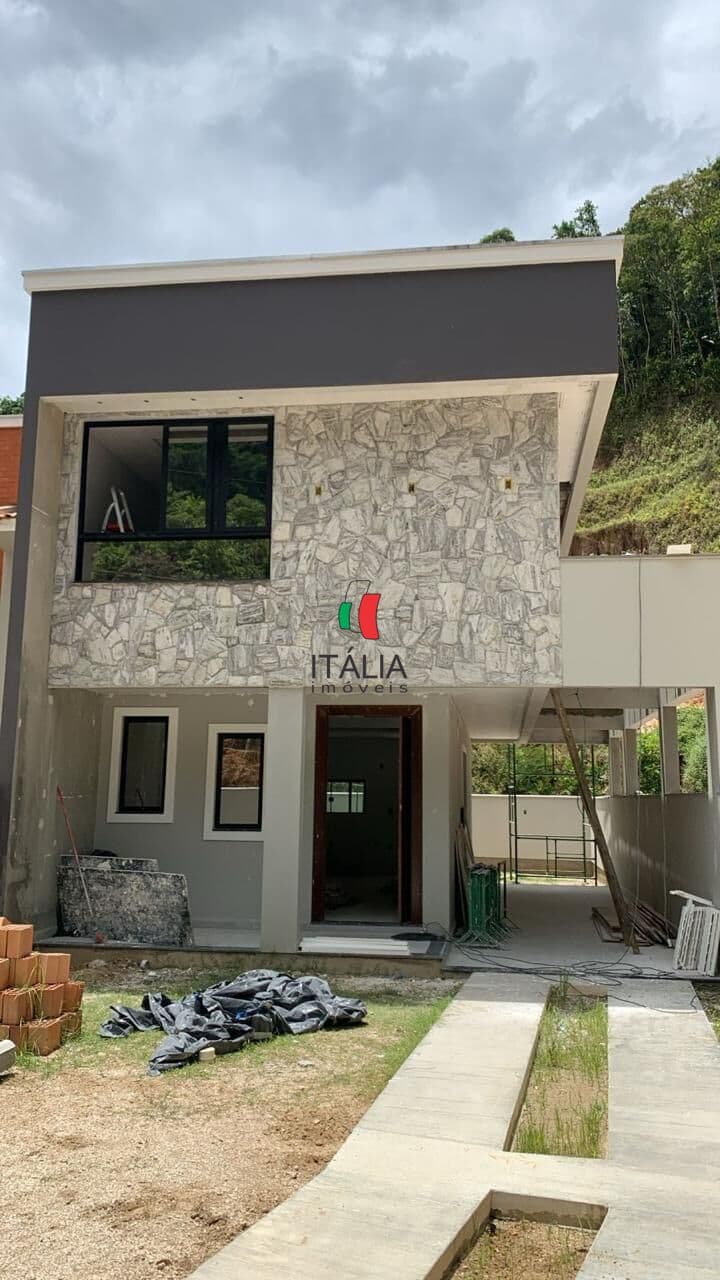Casa com 3 quartos sendo 1 suite , proximo a escola a 10 minutos do centro de brusque