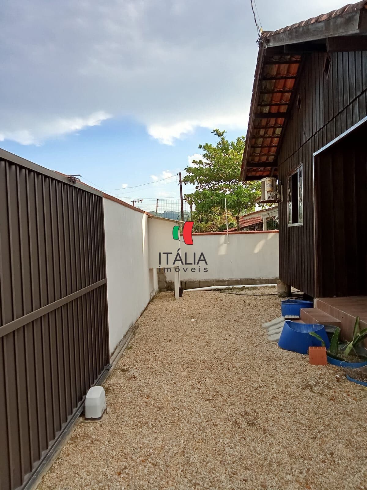 CASA NO CENTRO DA GUABIRUBA + GALPÃO Á venda