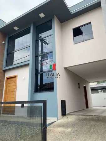 Casa com 3 Dormitórios , sendo 1 suíte em bairro com ótima localização