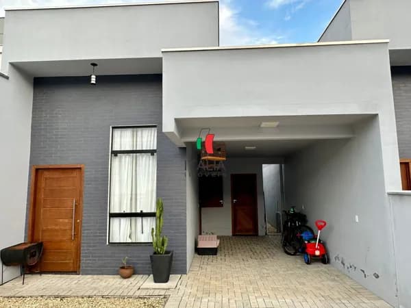 LINDA CASA BAIXA SEMI MOBILIADA COM 3 QUARTOS SENDO 1 SUITE BAIRRO RIO BRANCO