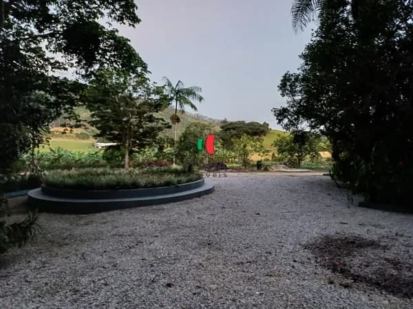 Sítio com amplo terreno