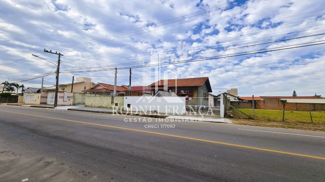 Duas casas de madeira no bairro de Oficinas
