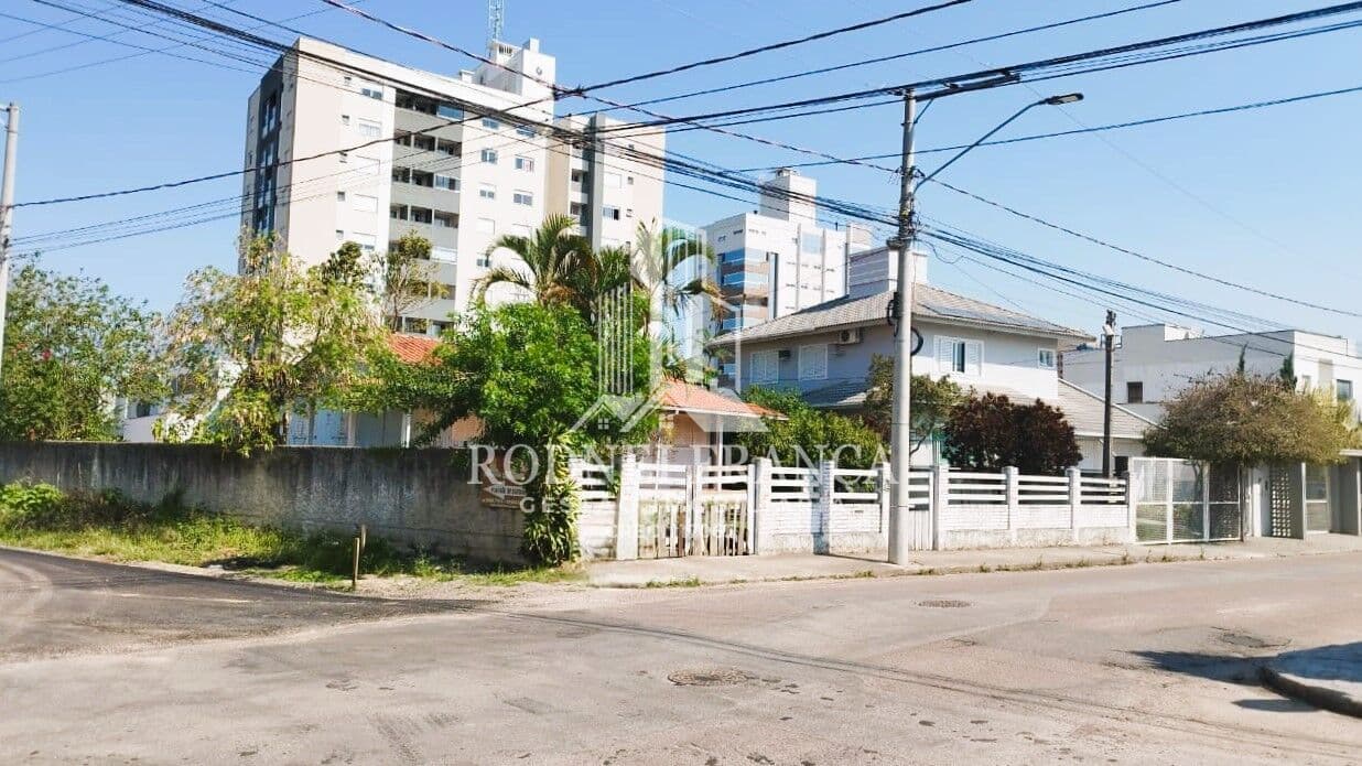 Terreno de esquina no bairro Villa Moema