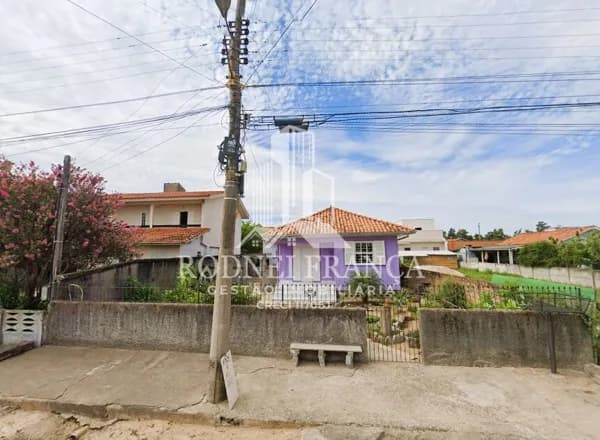 Casa Mista no bairro Santo Antônio de Pádua