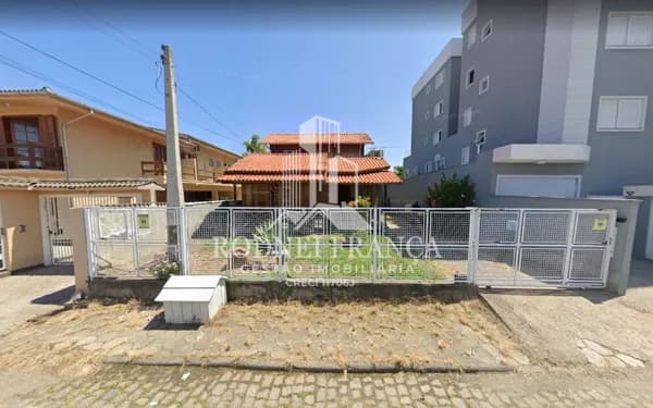 Casa de madeira no bairro Dehon