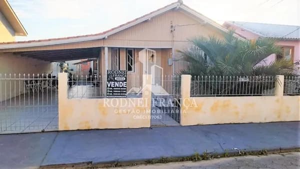 Duas casas de madeira