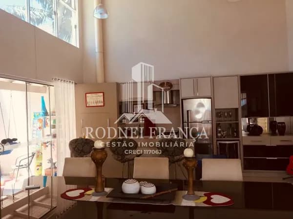 CASA DE ALTO PADRÃO MOBILIADA COM EXCELENTE LOCALIZAÇÃO