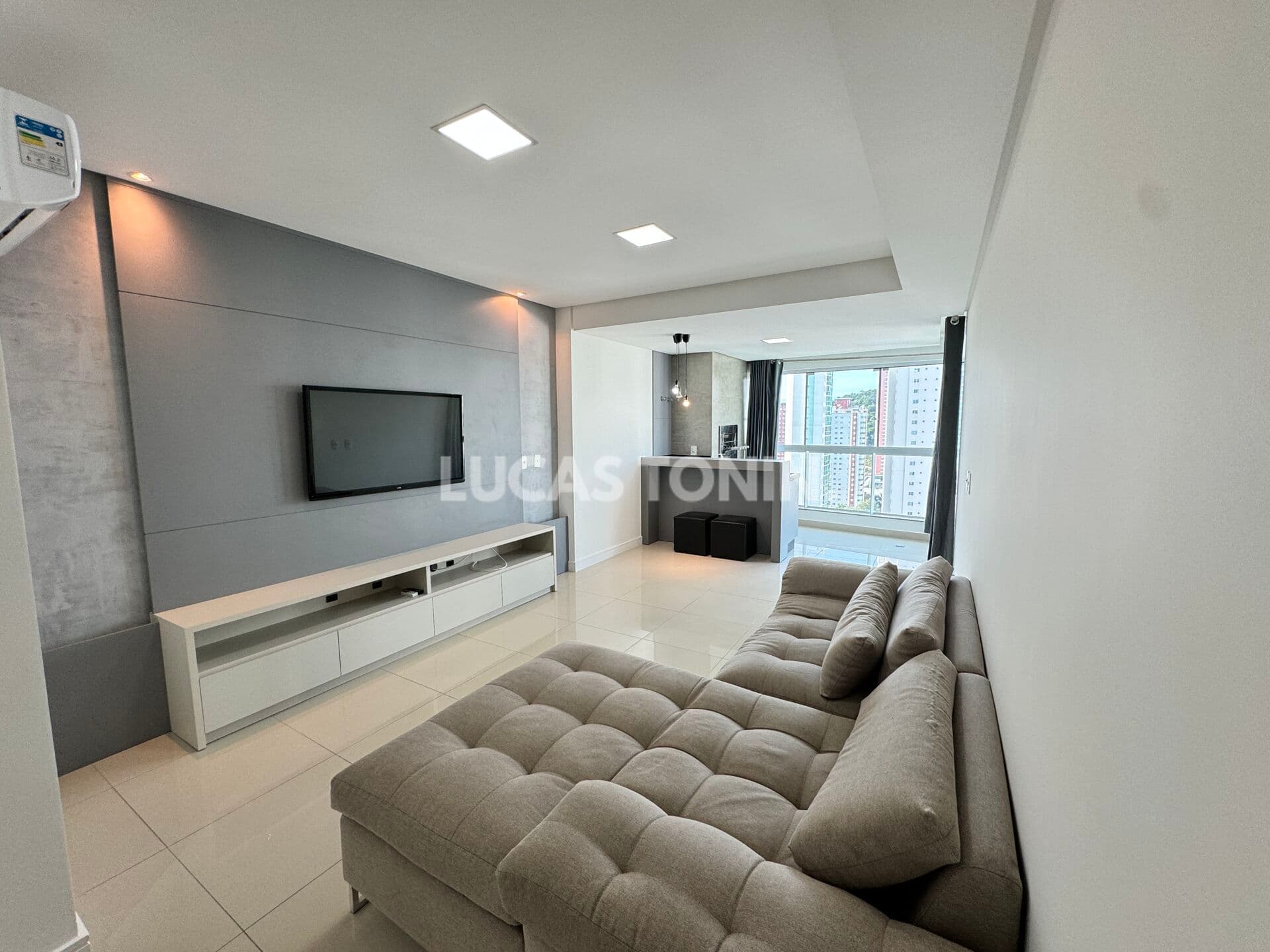 Apartamento com 2 Quartos e 2 Suítes no Imperio das Ondas para Locação Anual Balneário Camboriú