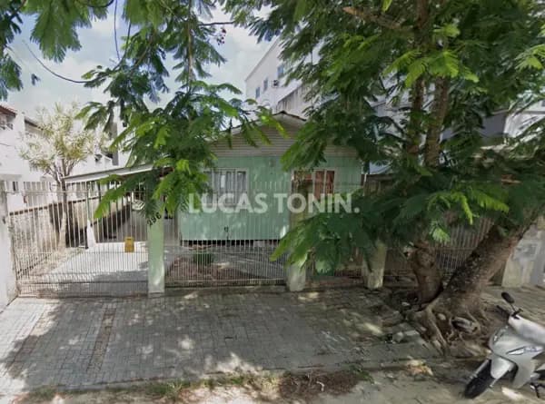 Lote de Rua com 403m² Próximo Centro de Camboriú