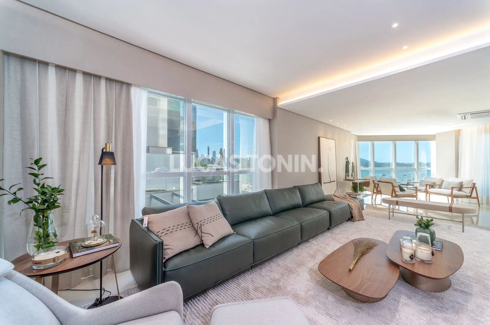Apartamento Decorado 4 suítes e 4 Vagas Frente Mar Ibiza Tower Balneário Camboriú