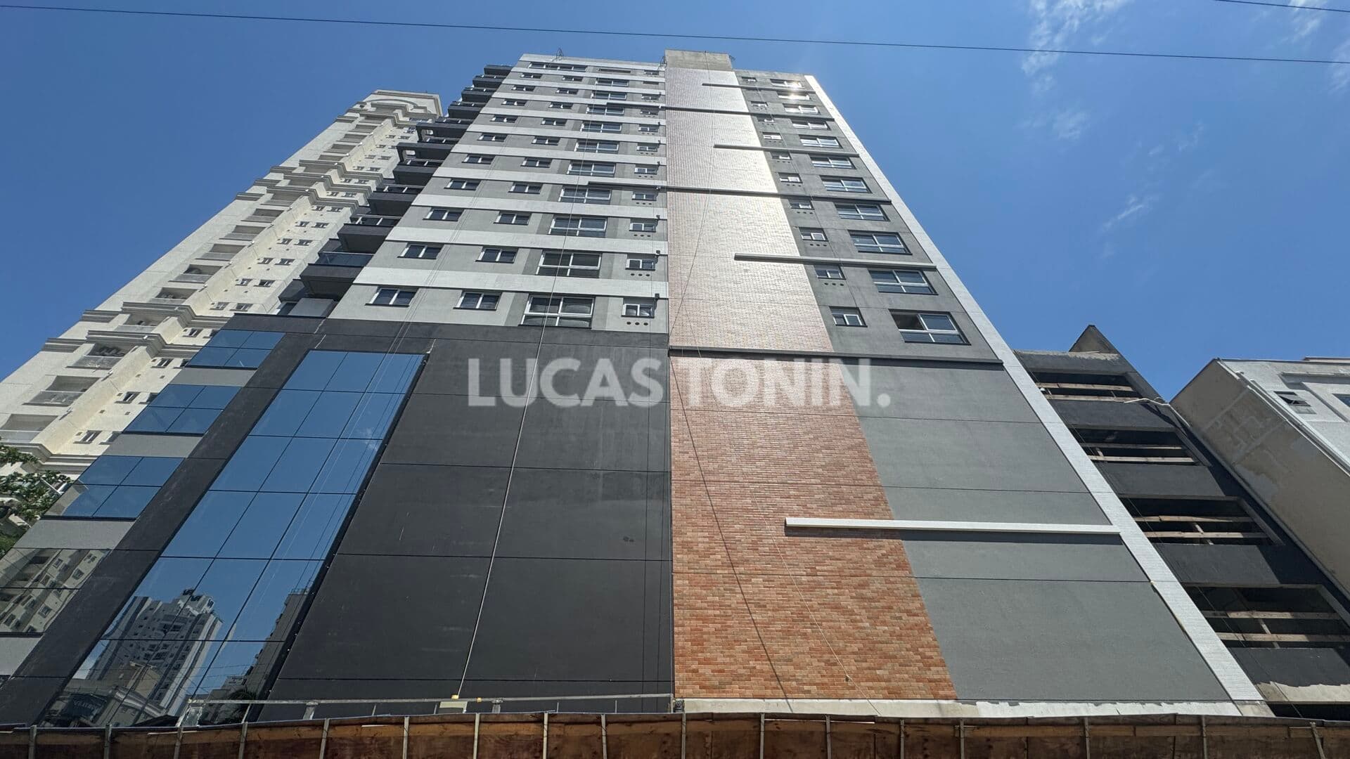 Prédio Inteiro com 17 apartamentos 2 salas comerciais e 2 coberturas duplex Centro de Balneário Camboriú