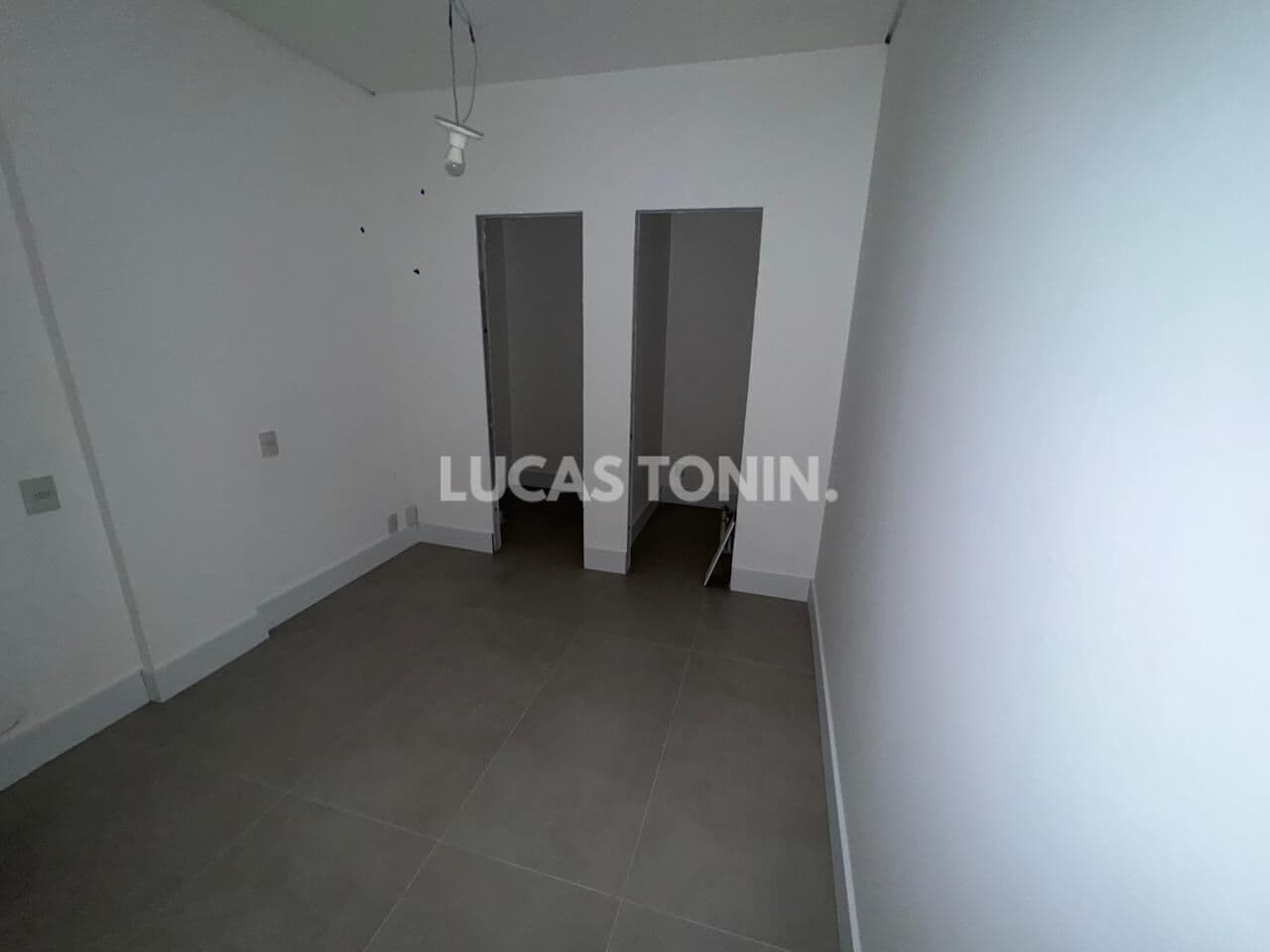 Sala Comercial Térrea ideal para Dentista com 2 Banheiros Sala de Expurgo Centro de Balneário Camboriú