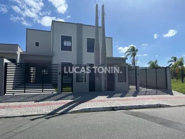 Sobrado Duplex de Rua com 141m² com 3 Quartos sendo 1 Suíte e 2 Vagas em Balneário Camboriú