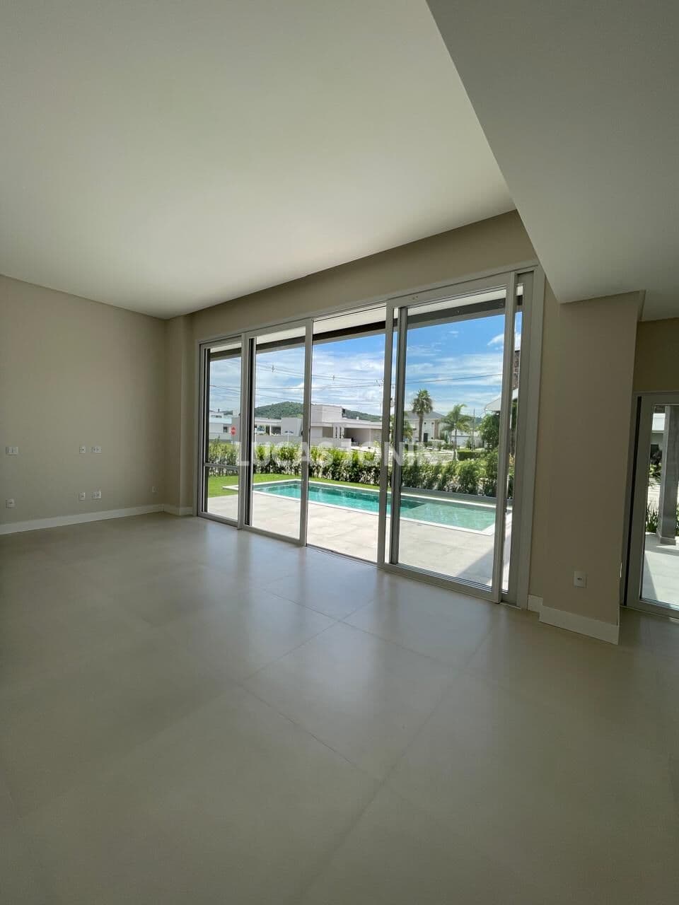 Casa 3 Suítes e 3 Vagas Caledonia Quadra Mar Camboriú