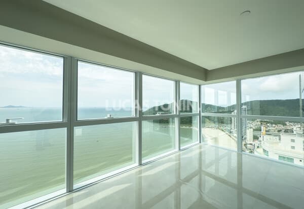 Apartamento Frente Mar pé na areia Andar Altíssimo One Tower 4 Suítes 3 Vagas Barra Sul