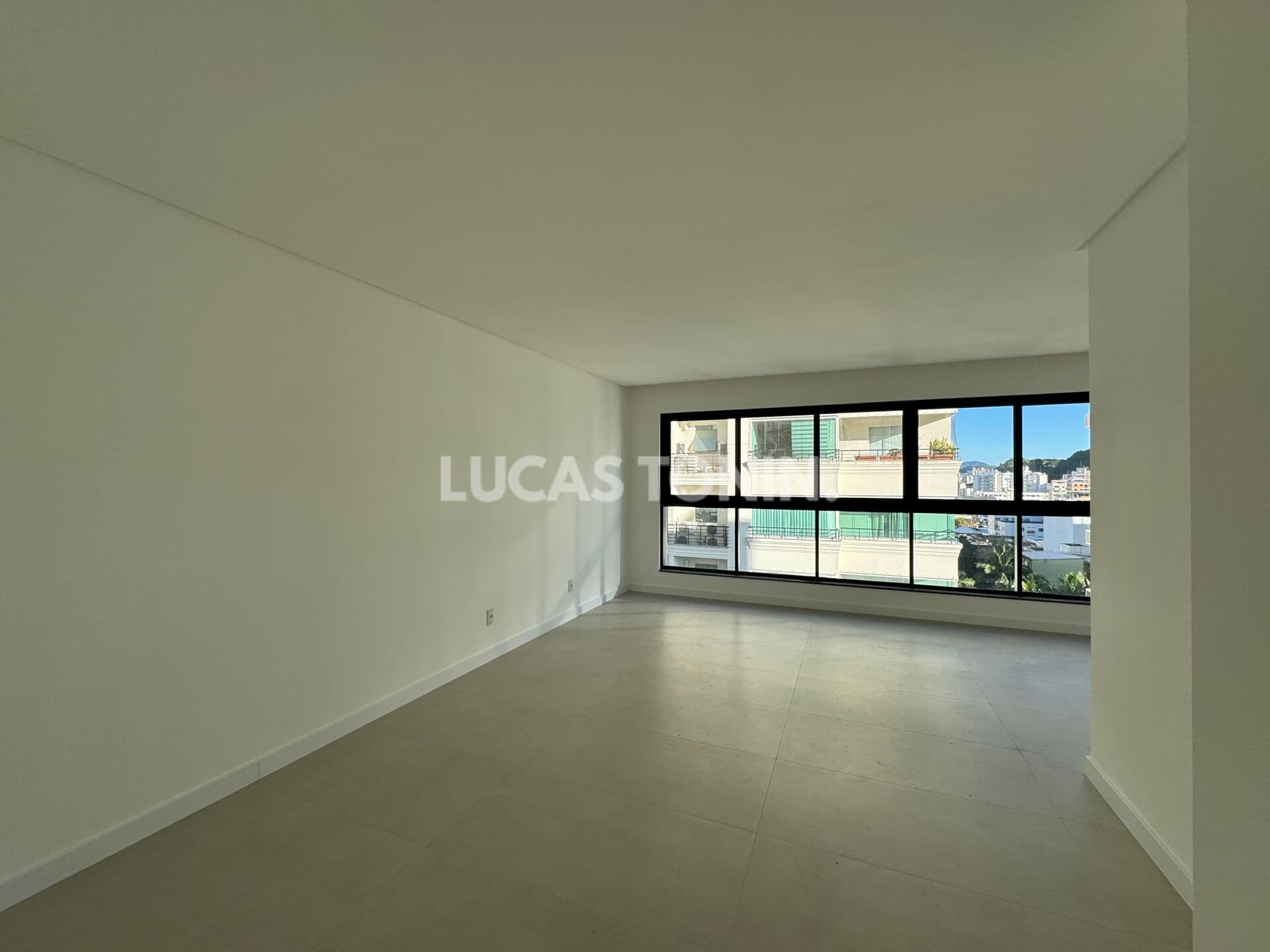 Apartamento 3 Suítes e 3 Vagas Terra Del Sol Quadra Mar Balneário Camboriú