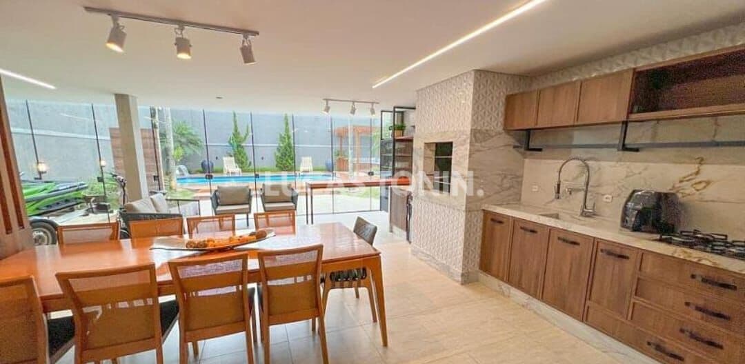 Casa 4 Suítes e 3 Vagas Praia dos Amores Próximo Mar Balneário Camboriú