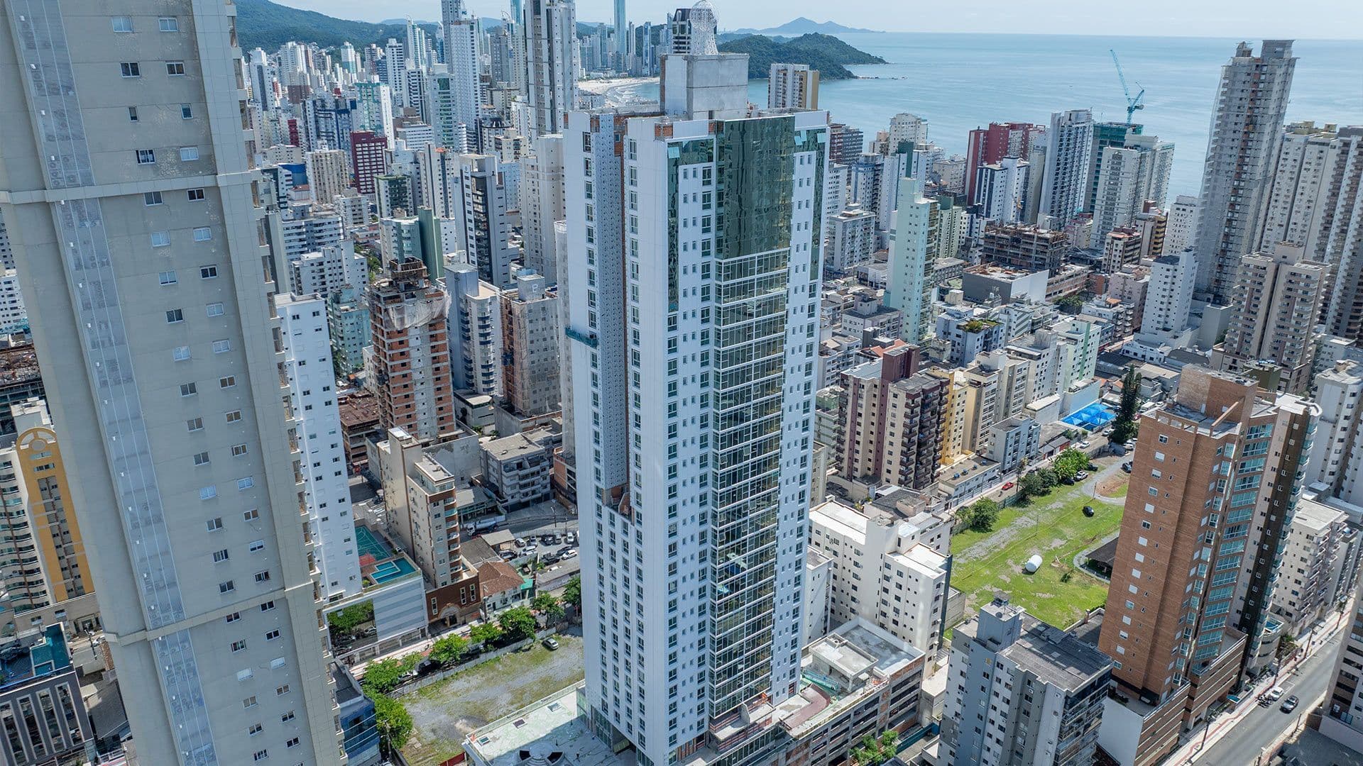 Apartamento Horizon Andar Altíssimo com 3 Suítes 2 Vagas FG Centro de Balneário Camboriú Promoção