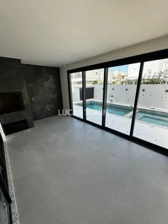 Casa 3 Suítes e 2 Vagas Caledônia Próximo Centro de Camboriú