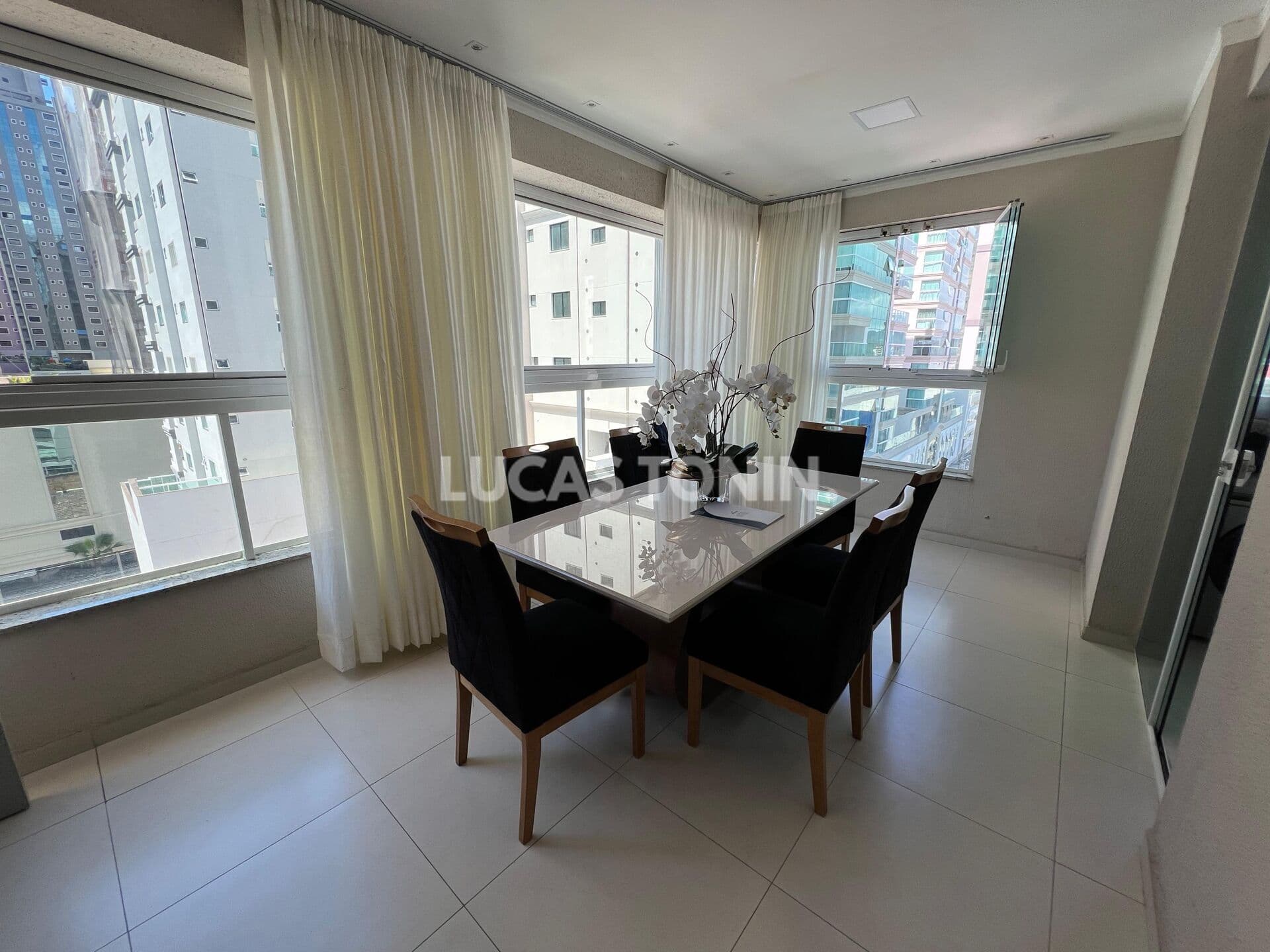 Apartamento Mobiliado 4 Suítes e 3 Vagas Solar Tower Quadra Mar Meia Praia Itapema