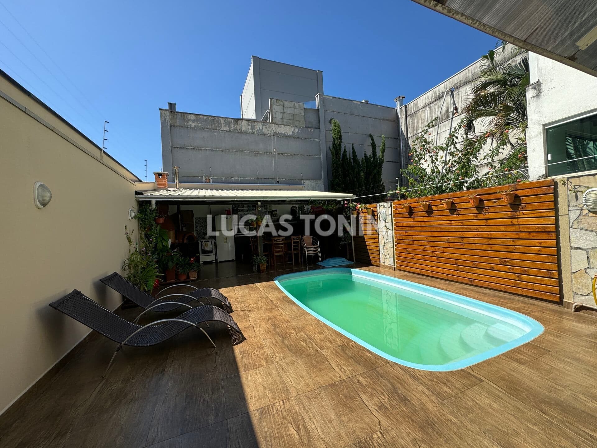 Sobrado Duplex Praia dos Amores com 3 Suítes 4 Vagas Mobiliado e com Piscina