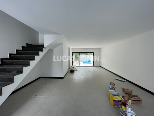 Sobrado Duplex no Terras Altas 142m² em Camboriú com 3 Suítes 2 Vagas e Piscina