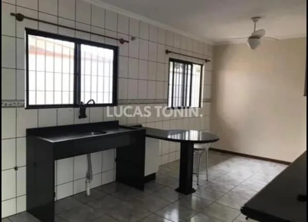 Casa de Rua Semi Mobiliada em Balneário Camboriú com 3 Quartos sendo 1 Suíte e 2 Vagas