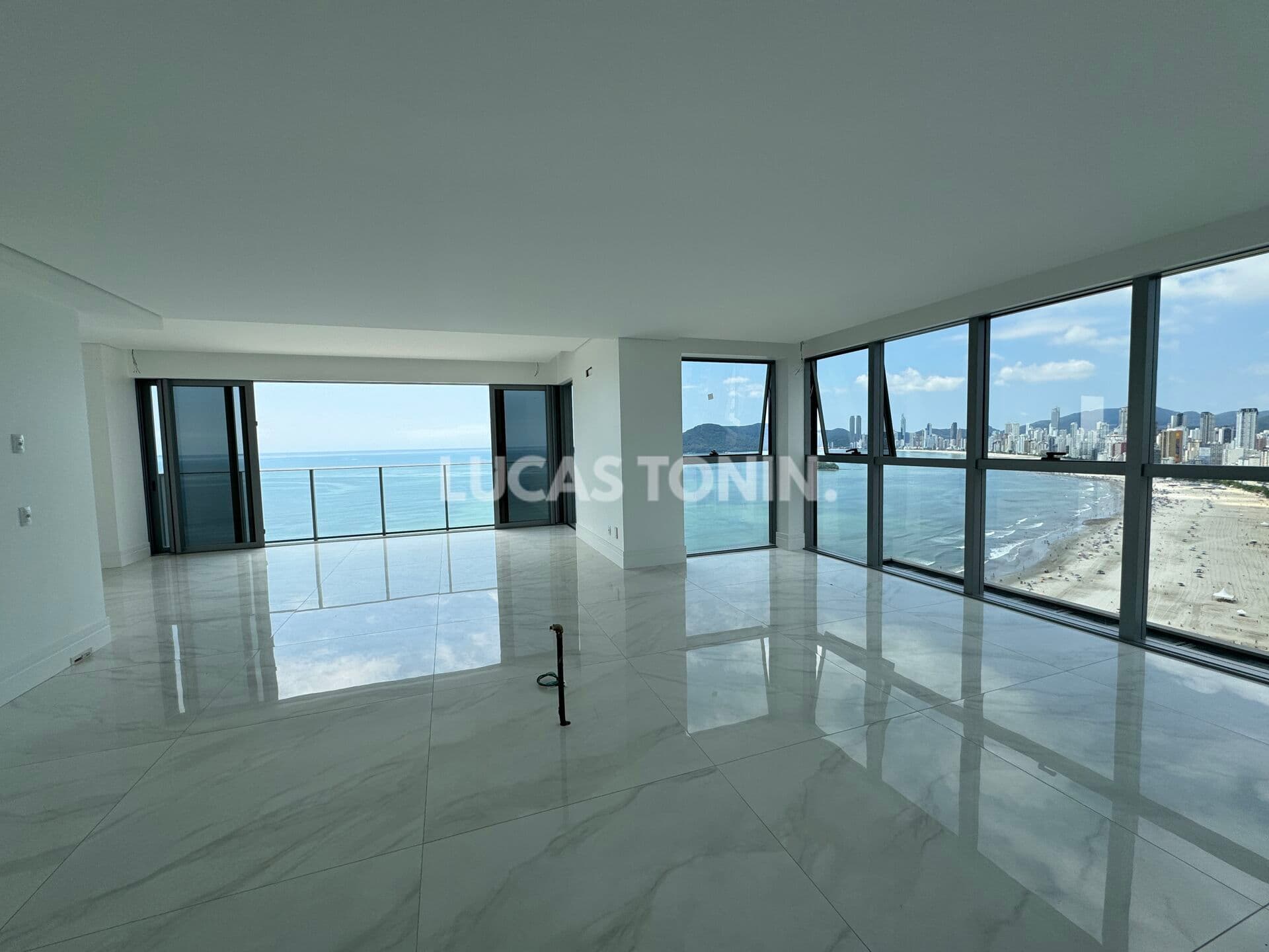 Apartamento 5 Suítes e 4 Vagas Splendido Frente Mar Barra Norte Balneário Camboriú