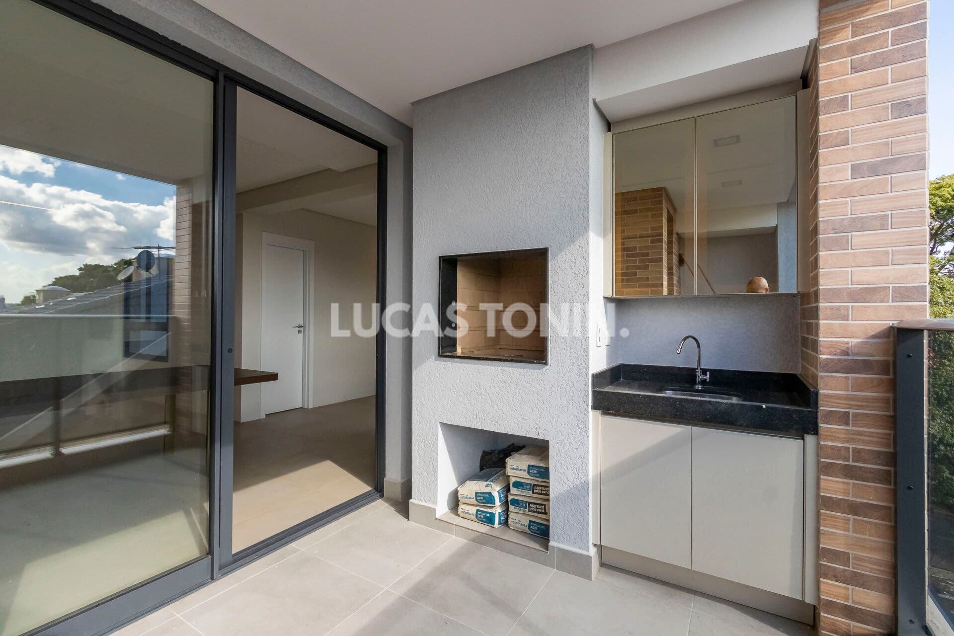 Apartamento Symbol Hugo Lange com 2 Quartos sendo 1 Suíte 2 Vagas Pronto para Morar