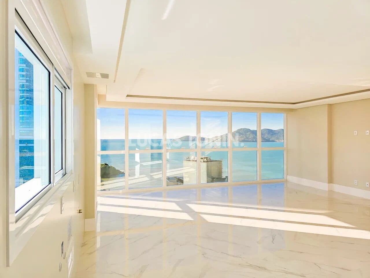 Apartamento Andar Alto no Skyline FG Empreendimentos com 4 Suítes 3 Vagas Quadra Mar
