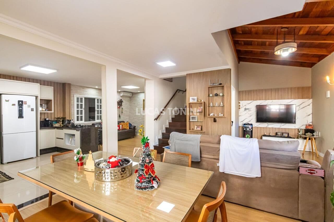 Casa de Rua com 3 Quartos sendo 1 Suíte Mobiliada com Piscina Residência em Balneário Camboriú