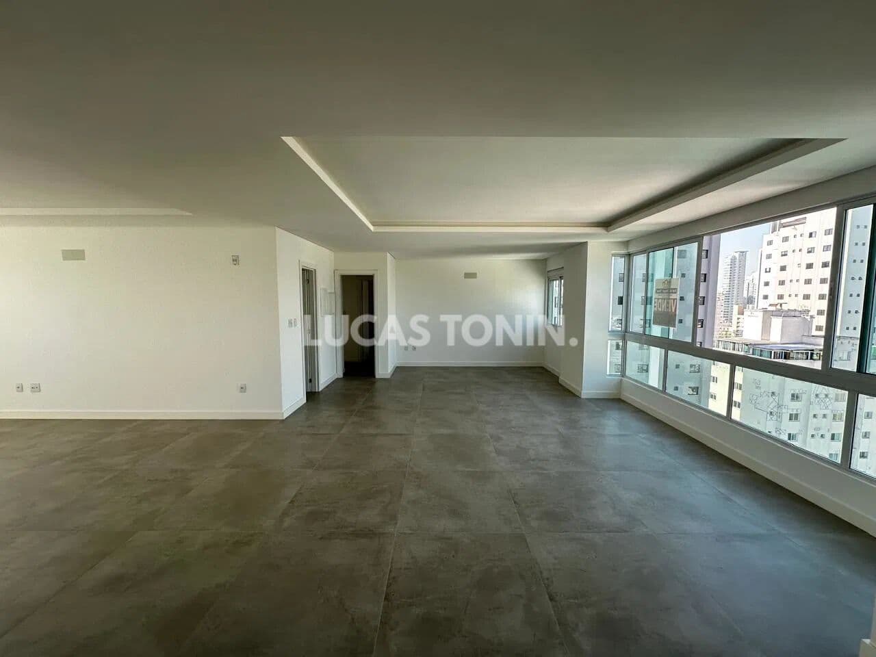 Apartamento 3 Suítes sendo 3 Vaga Arkansas Próximo Mar Balneário Camboriú
