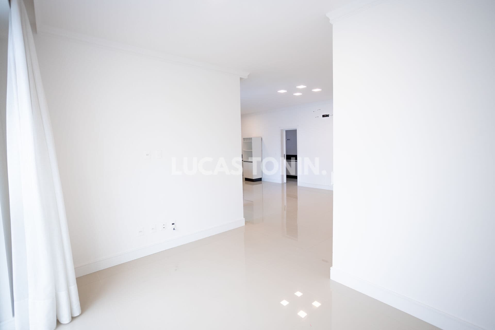 Apartamento 3 Suítes e 3 Vagas Magestic Quadra Mar Meia Praia Itapema