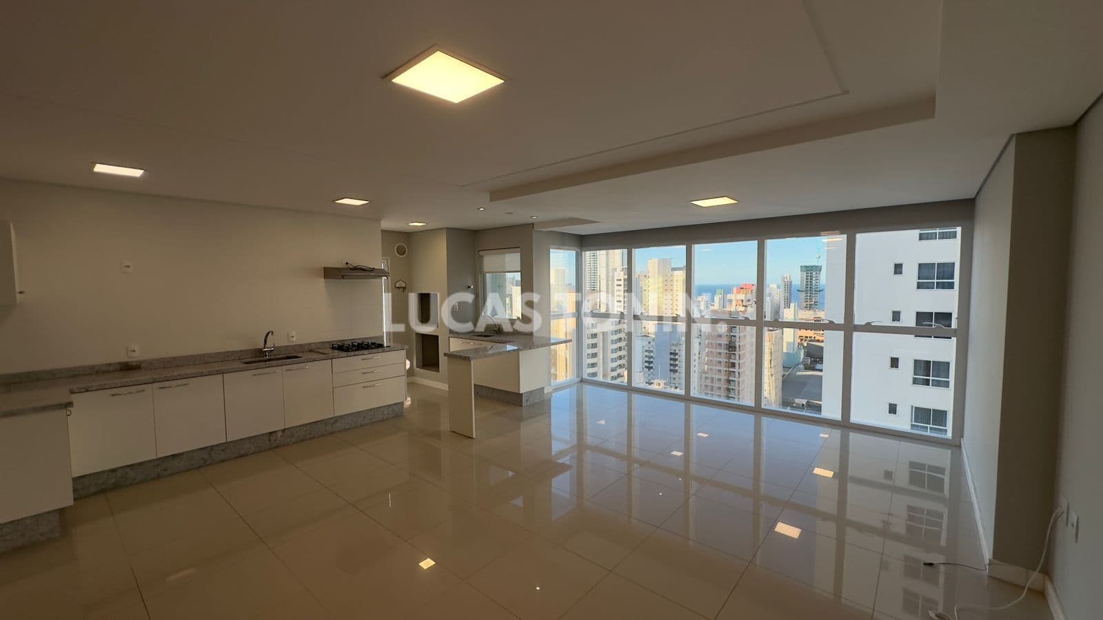 Apartamento Semi mobiliado 3 Suítes e 3 Vagas Edgar Weg Mar Balneário Camboriú