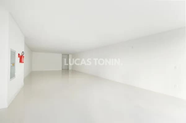 Sala Comercial no Serendipity Village com 1 vaga esquina quadra mar
