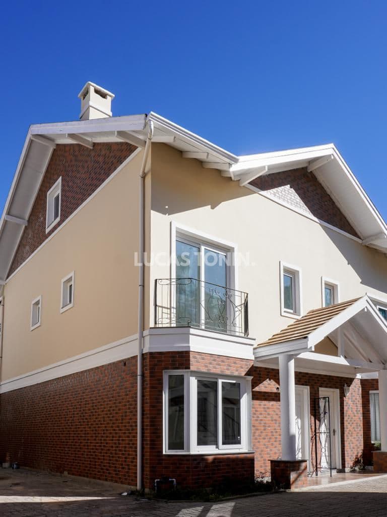 Sobrado Triplex com 2 Suítes 1 Vaga em Condomínio Gramado Oportunidade para Investir