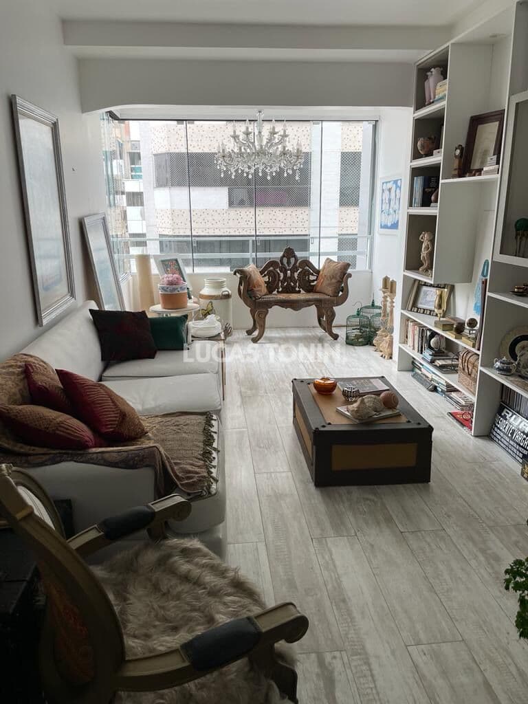 Apartamento no Centro de Balneário Camboriú Mobiliado e Decorado com 2 Quartos