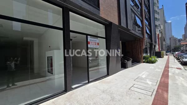 Sala Comercial Térrea no Centro de Balneário Camboriú Rua 500 Soho Village 2 Vagas