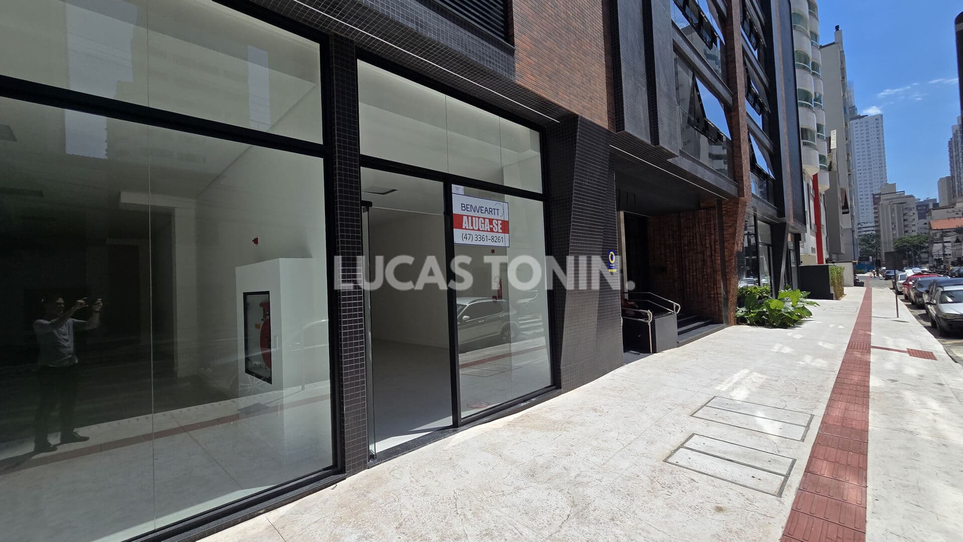 Sala Comercial Térrea no Centro de Balneário Camboriú Rua 500 Soho Village 2 Vagas