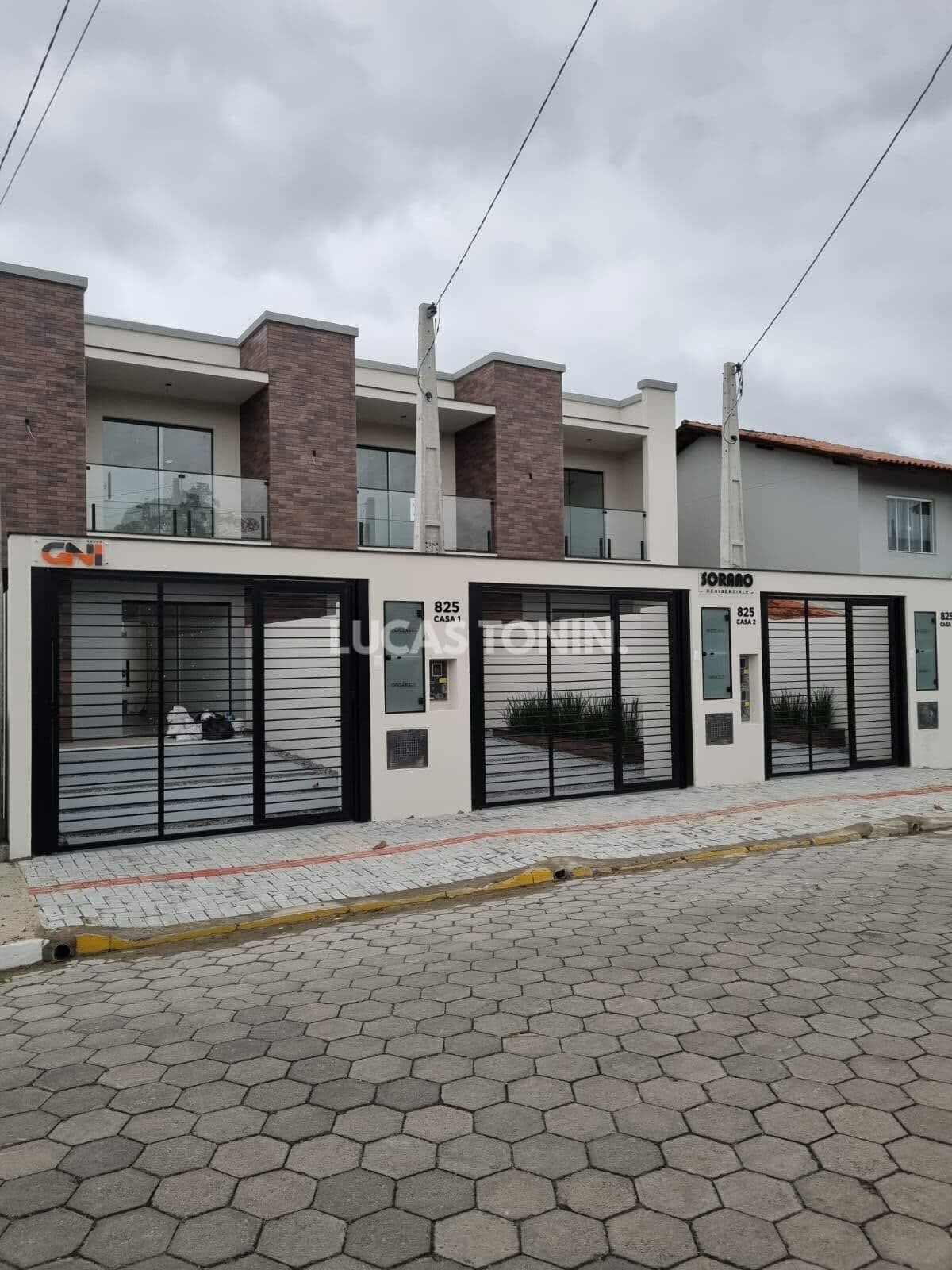 Sobrado Duplex de Rua com 3 Quartos sendo 1 Suíte 1 Vaga Pereque Porto Belo Oportunidade