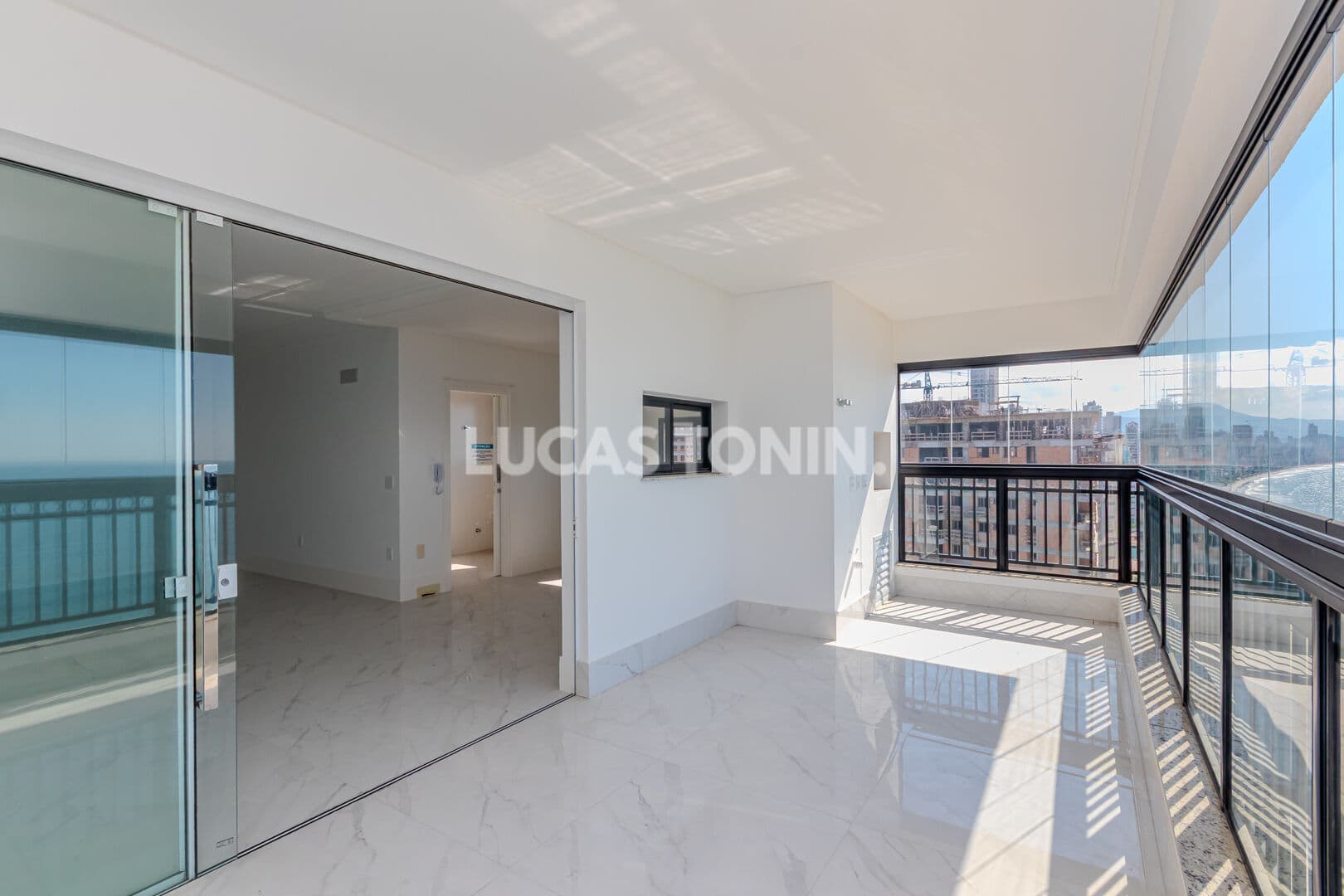 Apartamento 4 Suítes e 3 Vagas Jardim Europa Frente Mar Perequê Porto Belo